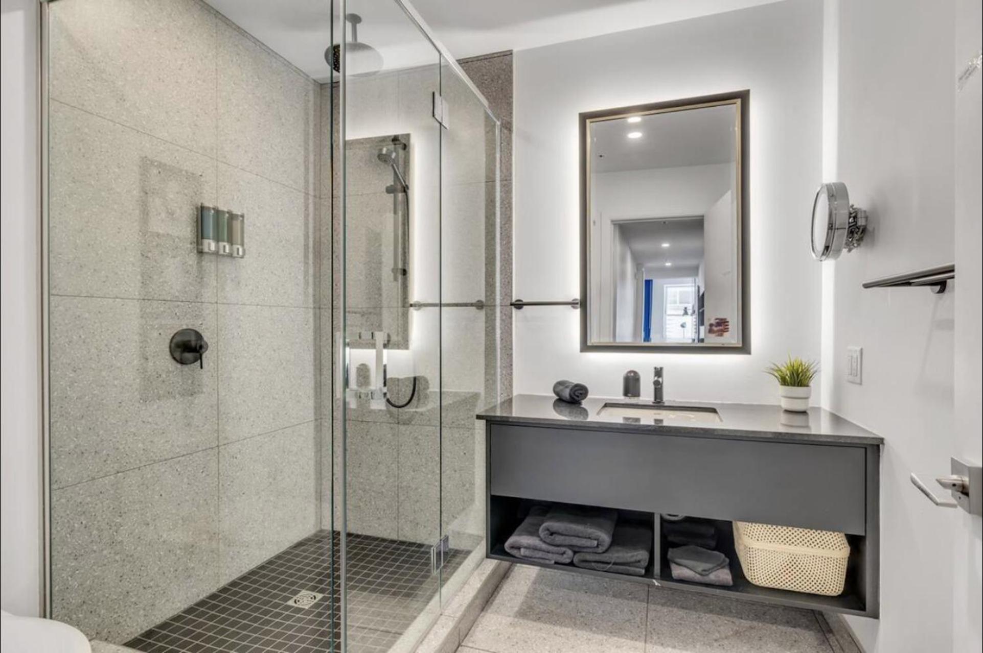 Initial / Icone / Quebec+stat Appartement *